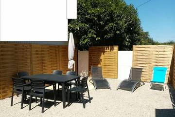 Gîte pour 10 personnes, avec terrasse à Surville
