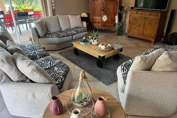 Location de vacances pour 8 personnes, avec piscine ainsi que terrasse et jardin à Plaissan - 4