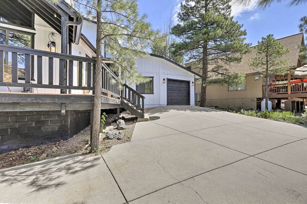 Wraparound Deck & Poker Room: Cabin in Munds Park in Munds Park, Oak Creek Canyon