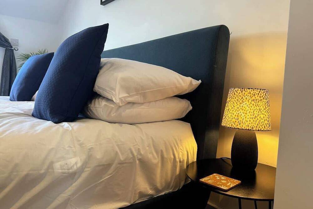 Entire apartment, Light-Filled Maidstone Penthouse | 2 Balconies in Kent