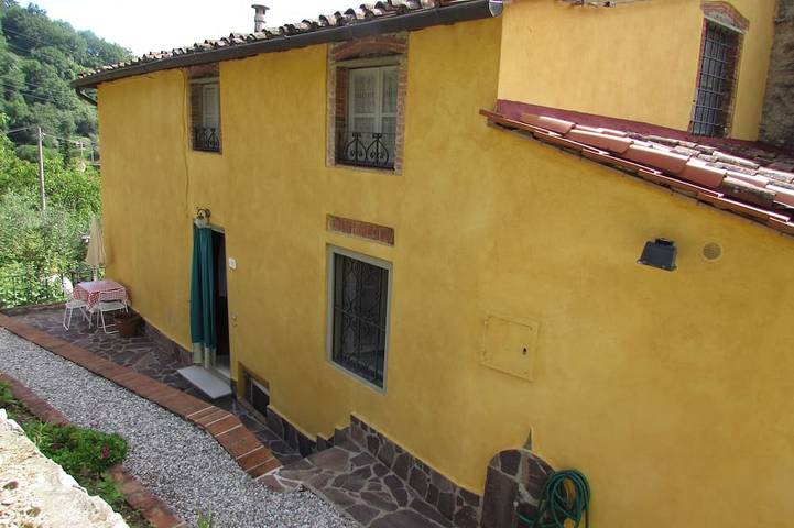 Agriturismo per 5 persone, con terrazza, con animali domestici a Lucca