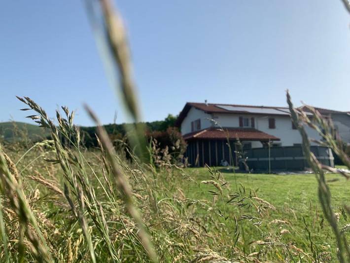 Location de vacances pour 8 personnes, avec vue ainsi que jardin et piscine, adapté aux familles dans Ainhice-Mongelos - 3