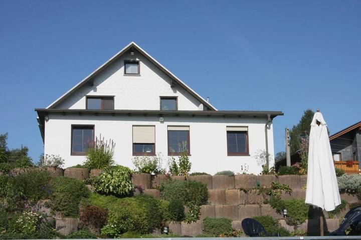 Ferienwohnung für 3 Personen, mit Terrasse und Garten sowie Pool und Ausblick in Frauenwald