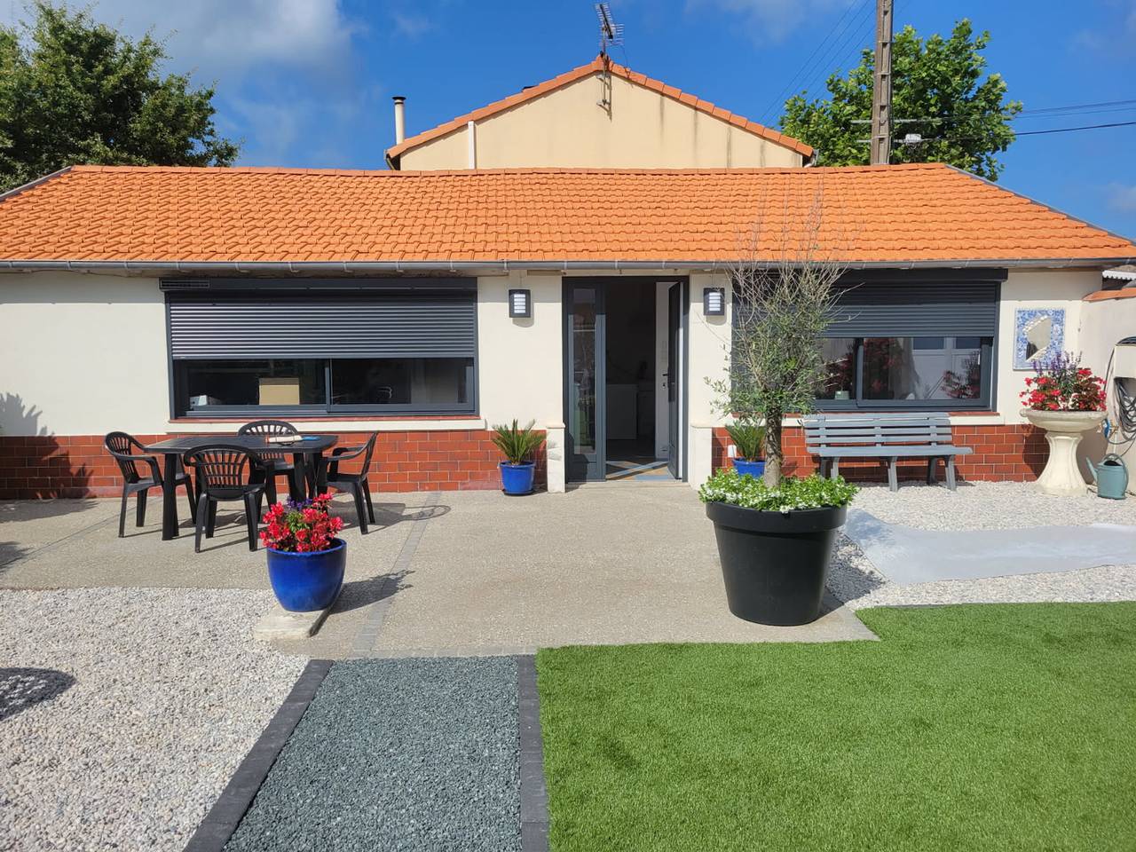 Beachside House with Garden, Parking, & Close to La Rochelle – Sleeps 6 in Châtelaillon-Plage, La Rochelle region