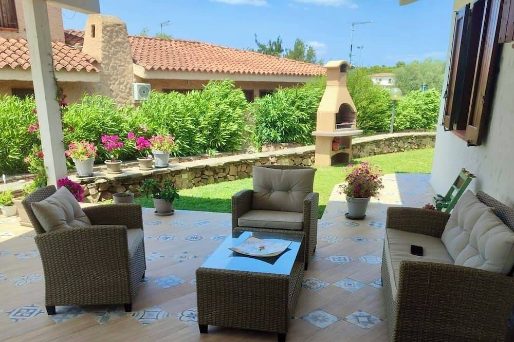 Charming cottage (with private garden) few steps from the beach in Agrustos, Olbia-Tempio