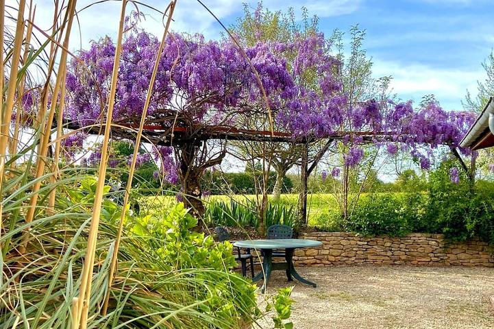 Maison de vacances pour 5 personnes, avec Balcon et Terrasse ainsi que Jardin et Piscine à La Chapelle-Aubareil