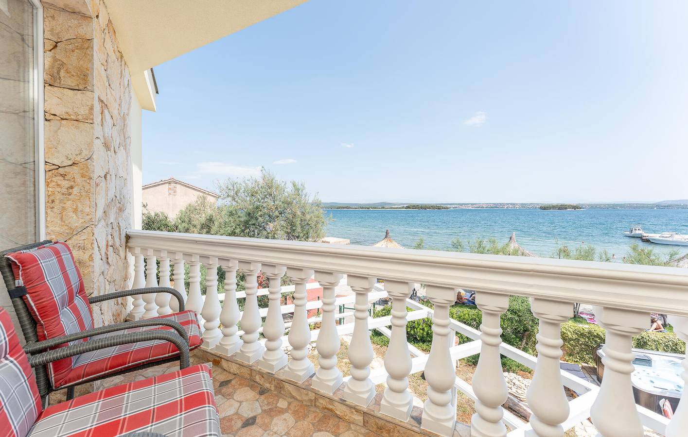Ganze Ferienwohnung, Ferienwohnung für 8 Personen mit Terrasse in Ugrinici, Tkon