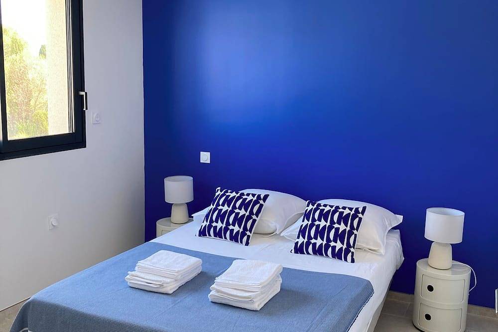 Modern family villa with swimming pool close to the sea in La Palme, Côte d'Améthyste