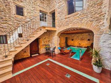 Location de vacances pour 8 personnes, avec piscine et terrasse ainsi que sauna et jacuzzi à Saint-Hippolyte-de-Montaigu