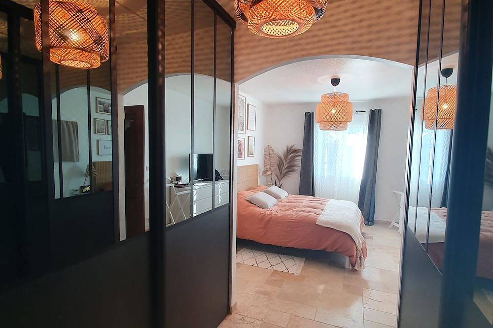 Luberon, Villa 6 People with Heated Pool, Pool House 1. 2 km from Pertuis in Pertuis, Parc naturel régional du Luberon