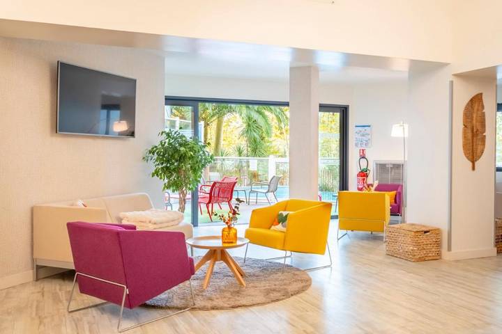 Hôtel pour 4 personnes, avec terrasse ainsi que piscine et vue, animaux acceptés