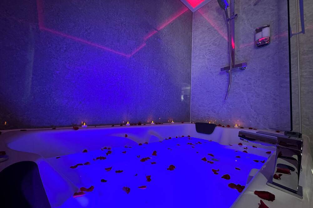 Suite 1 Private Jacuzzi Spa Hot Tub & Sauna in Sheffield, Südliches Yorkshire