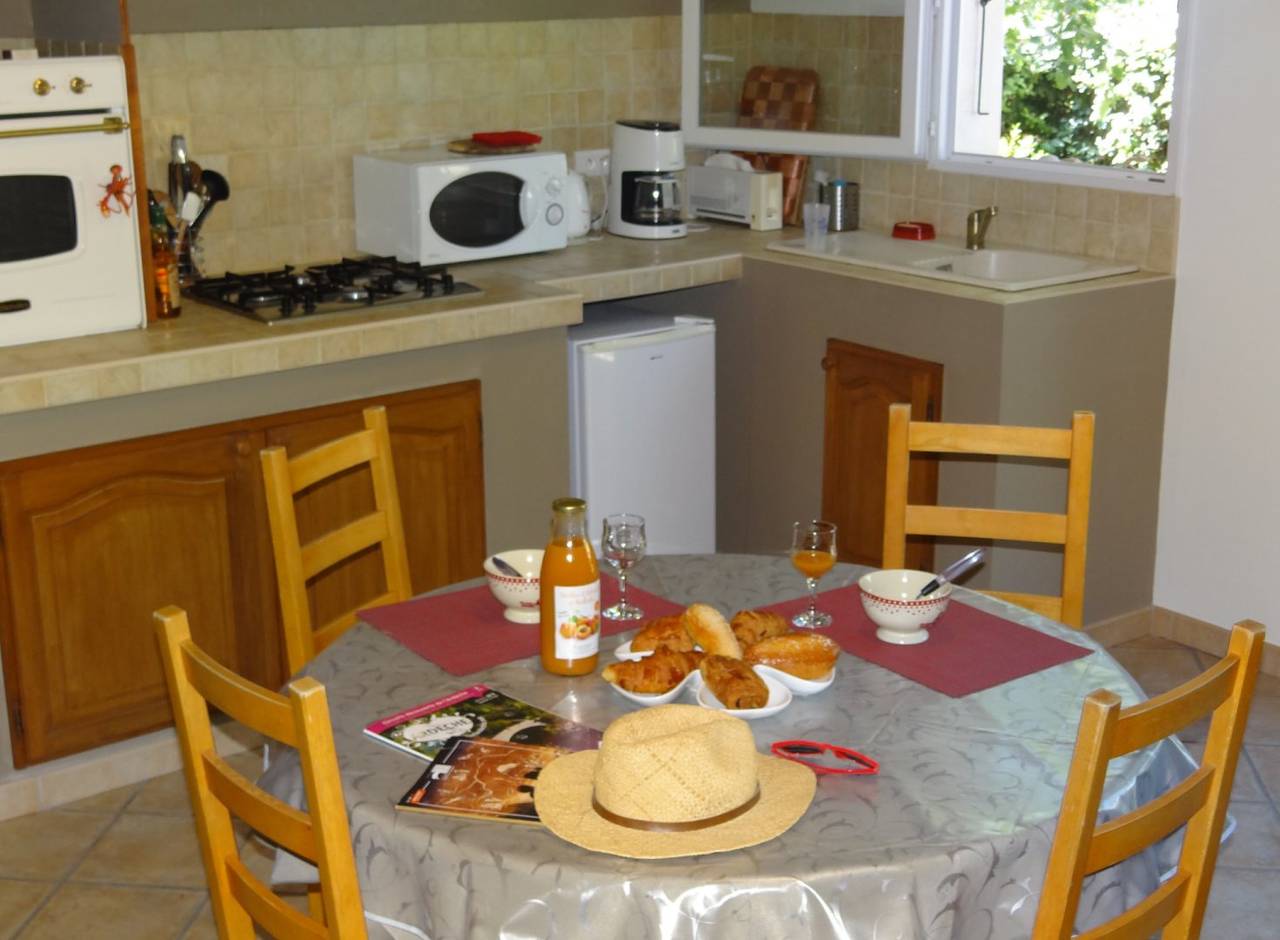 Une petite maison à 2 pour des vacances nature et détente in Ruoms, Ardèche