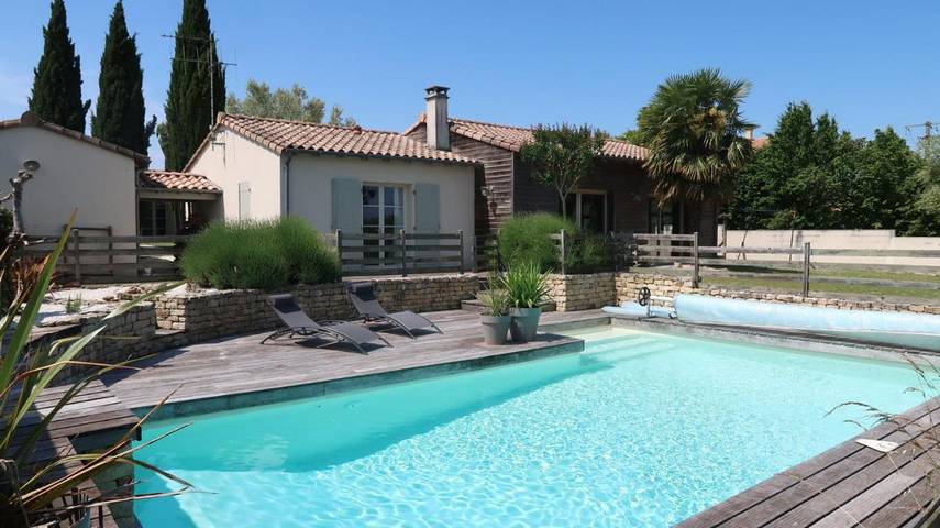 Location de vacances pour 8 personnes, avec vue ainsi que jardin et piscine à Chauray - 2