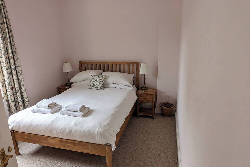 Entire apartment, Central holiday home with pretty, sunny garden, moments from the station, golf course and beach. in North Berwick, Edinburgh and Lothian