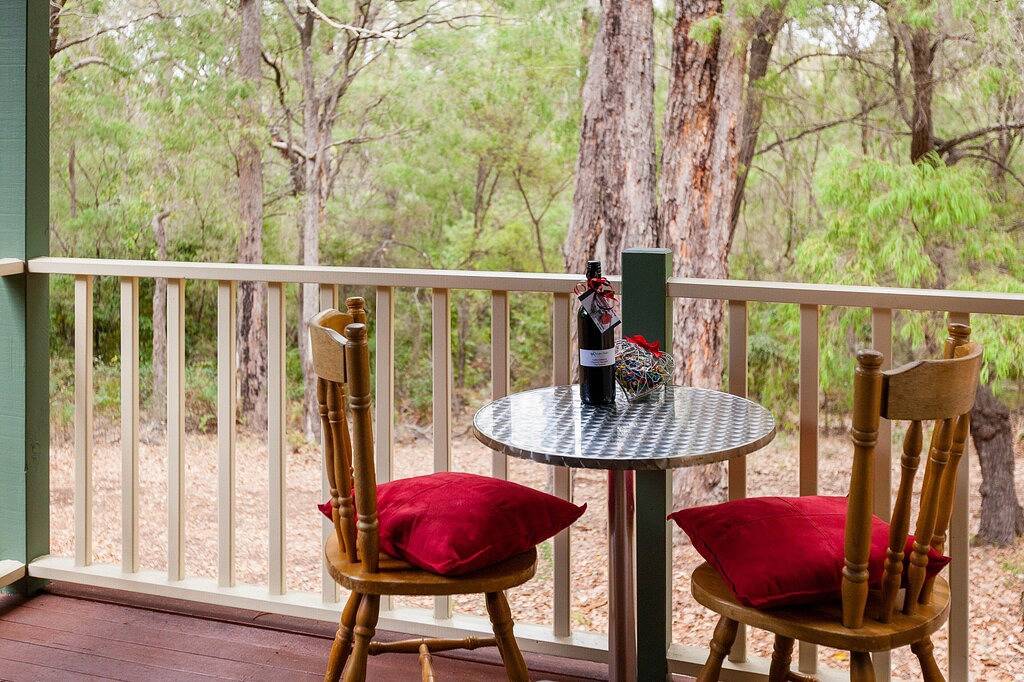 Gemütliches Studio-Chalet, ideal für Paare und eine Veranda mit Blick auf das Buschland in Margaret River, Western Australia