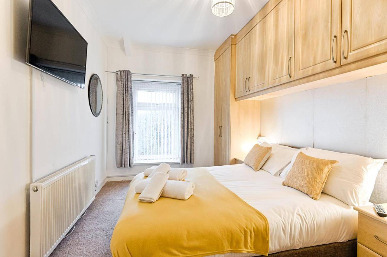 Entire apartment, 5Brm - Off Road Parking - 3 Bath - Garden in Swansea, Swansea region