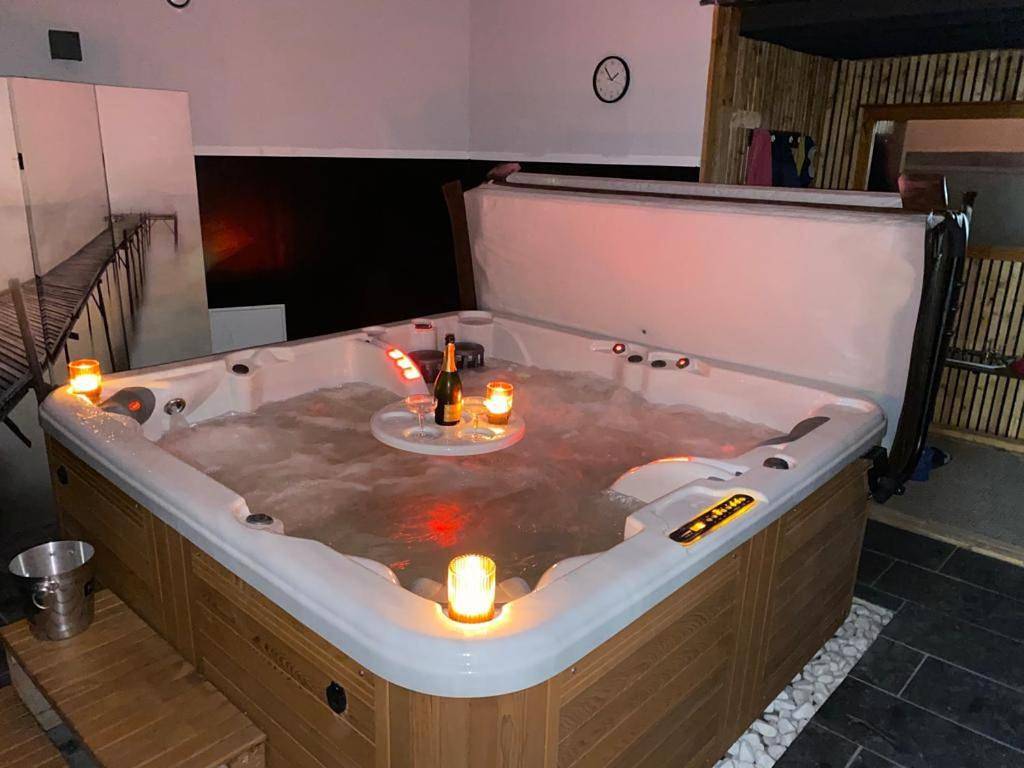 Appartement entier, La Villa Audren Love Room Jacuzzi in Châtelaudren, Cotes-d'Armor