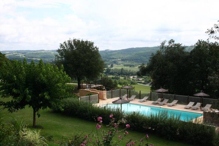 Location de vacances pour 4 personnes, avec piscine ainsi que vue et jardin à Bézenac