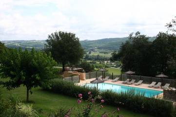 Gîte pour 4 personnes, avec jardin ainsi que vue et piscine à Bézenac