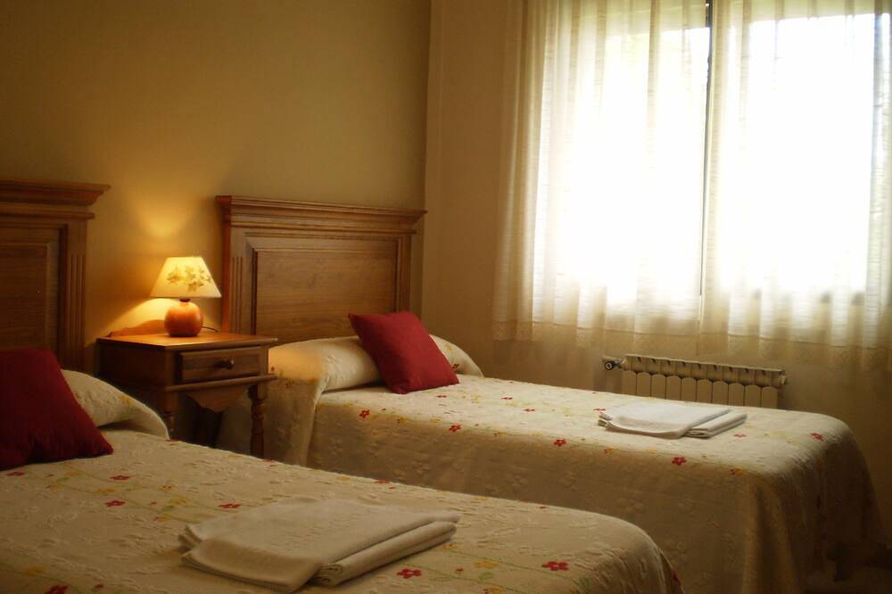 Casa rural Las Tuyas, 6-8 plazas, junto ciud Segovia, jardín, mascotas, internet in Palazuelos de Eresma, Provincia de Segovia