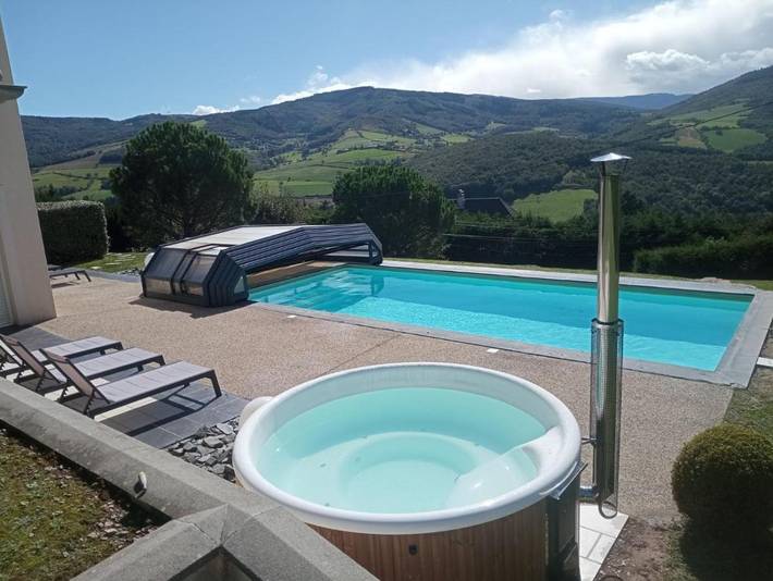 Location de vacances pour 12 personnes, avec Balcon et Jacuzzi ainsi que Terrasse et Jardin à Sainte-Croix-en-Jarez