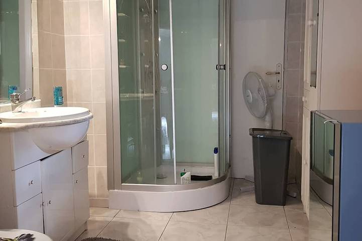 Gîte pour 6 personnes, avec terrasse et jardin ainsi que sauna et jacuzzi à Sabran - 4