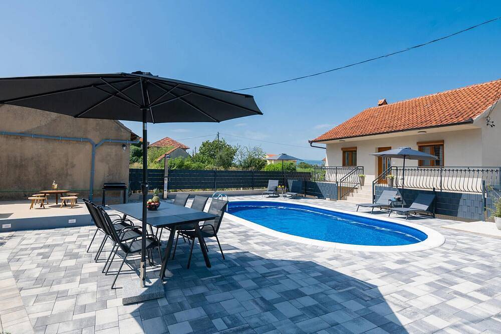 Nice home in Runovici in Runović (Splitska-Dalmacija), Makarska rivijera