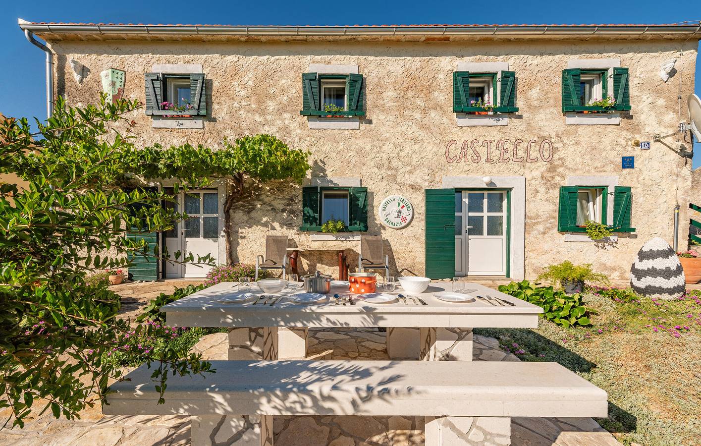 Geräumige 1-Zimmer-Wohnung mit Pool, Terrasse, WLAN und Küche in Grad Benkovac, Zadar