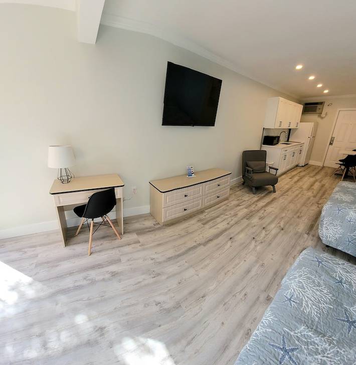 Hotel for 4 people, with pool and yard in Treasure Island