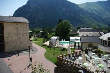 Gîte pour 4 personnes, avec vue et piscine ainsi que jardin et terrasse, animaux acceptés à Bielle (Pyrénées-Atlantiques)
