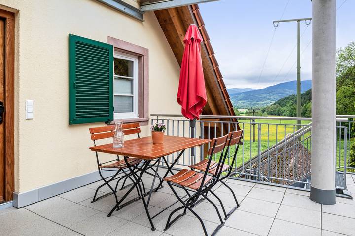 Appartement entier, Rauferhof dans l’Attental – Appartement Schwalbeneschd avec balcon et Wi-Fi in Wittental, Stegen