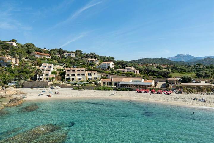 Location de vacances pour 2 personnes, avec Balcon ainsi que Terrasse et Jardin dans Plage du Péro