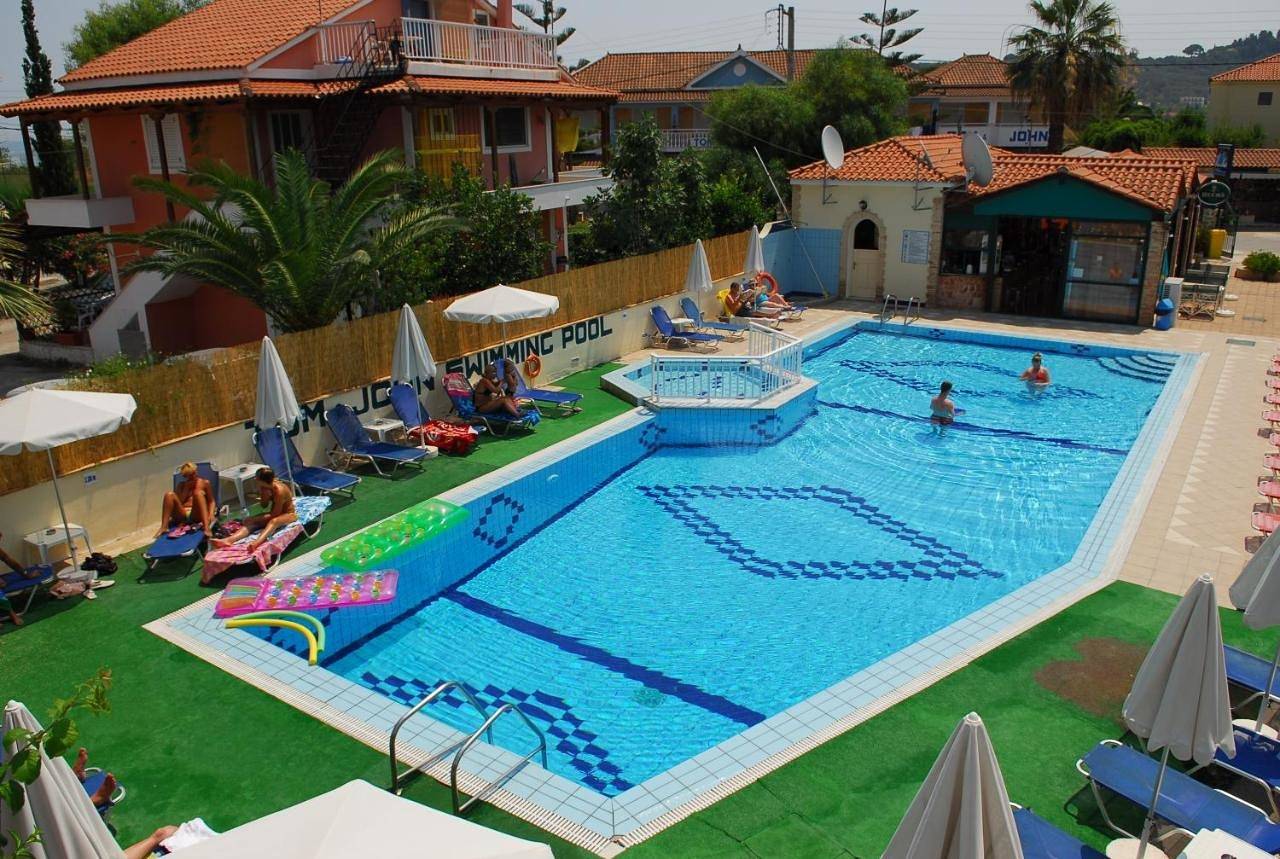 Tom & John Center in Plános, Zante