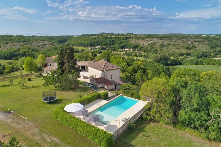 Location de vacances pour 4 personnes, avec piscine et sauna ainsi que jardin et vue, animaux acceptés à Bouloc