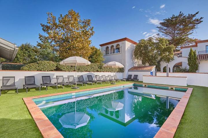 Parc de vacances pour 8 personnes, avec piscine et terrasse, animaux acceptés