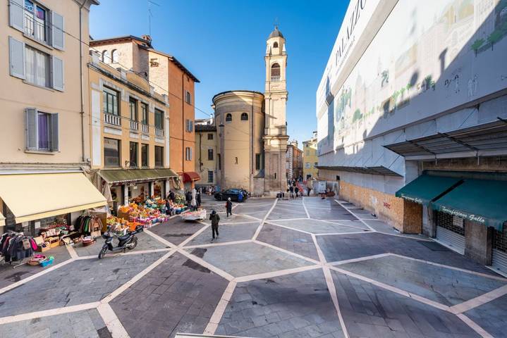 Entire apartment, Guesthost - Piazza San Bartolomeo Bright&Comfy Apt x4 in Parma, Parma Province