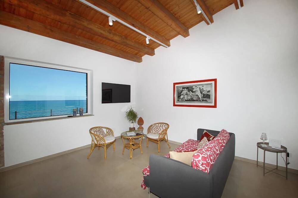 Relais Villa Giovanna -on the sea with garden in Marina di Caronia, Caronia