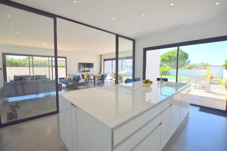 Location de vacances pour 7 personnes, avec jacuzzi ainsi que jardin et piscine à Beauvoisin - 3