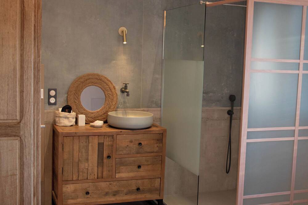 Chambre d'hôtes with swimming pool, jacuzzi, sauna and working in the vineyards  in La Cadière-d'Azur, Region de Toulon