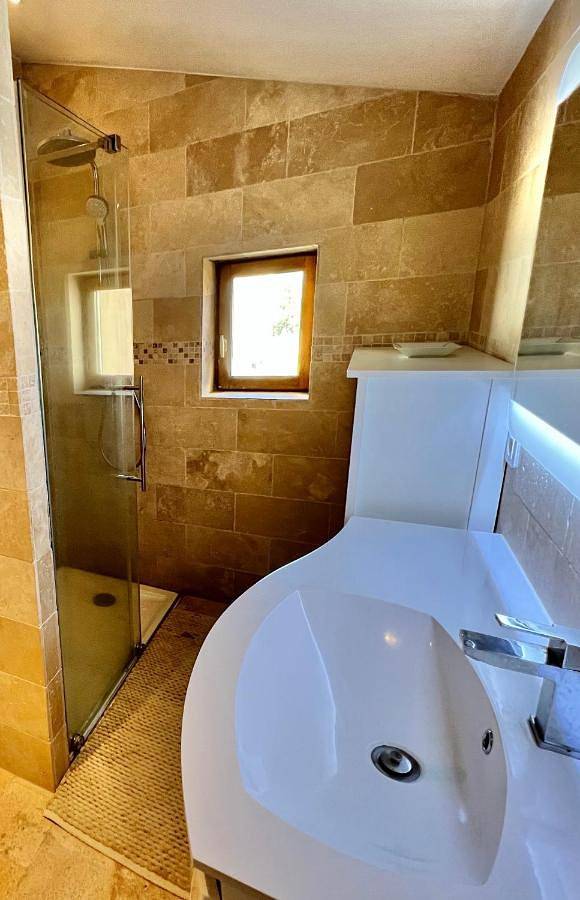 Chambre d’hôte pour 5 personnes, avec terrasse et jardin ainsi que piscine et vue, animaux acceptés dans le Var - 4