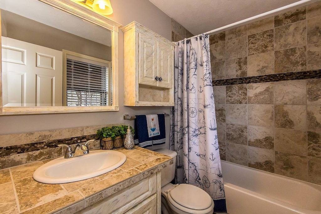 Wunderschöne, neu renovierte makellose Immobilie. Nur wenige Schritte vom Wasser entfernt mit eigenem Steg in Lake Martin