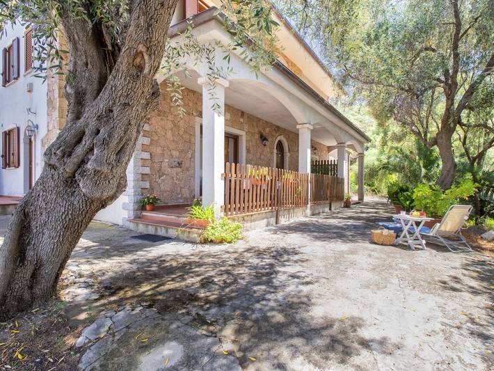 Location de vacances pour 7 personnes, avec Terrasse et Jardin à Badesi