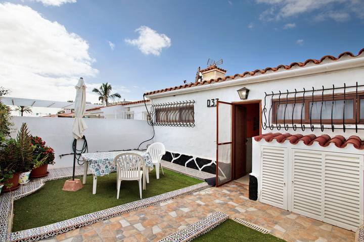 Casa de vacaciones 'Haus Brigitte' con piscina compartida, Wi-Fi y aire acondicionado in Maspalomas, San Bartolomé de Tirajana