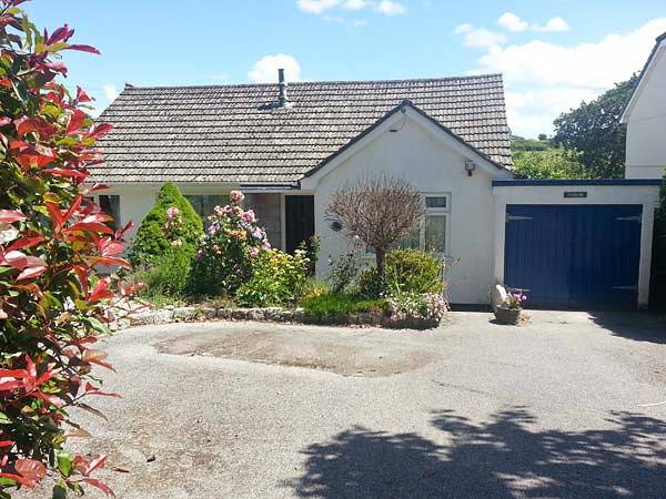 Bungalow for 4 people, with Terrace and Garden as well as View in Cornwall