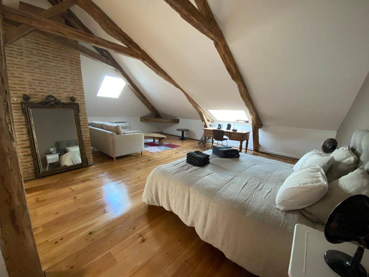 Double Room with Private Bathroom in Mirande, Gers