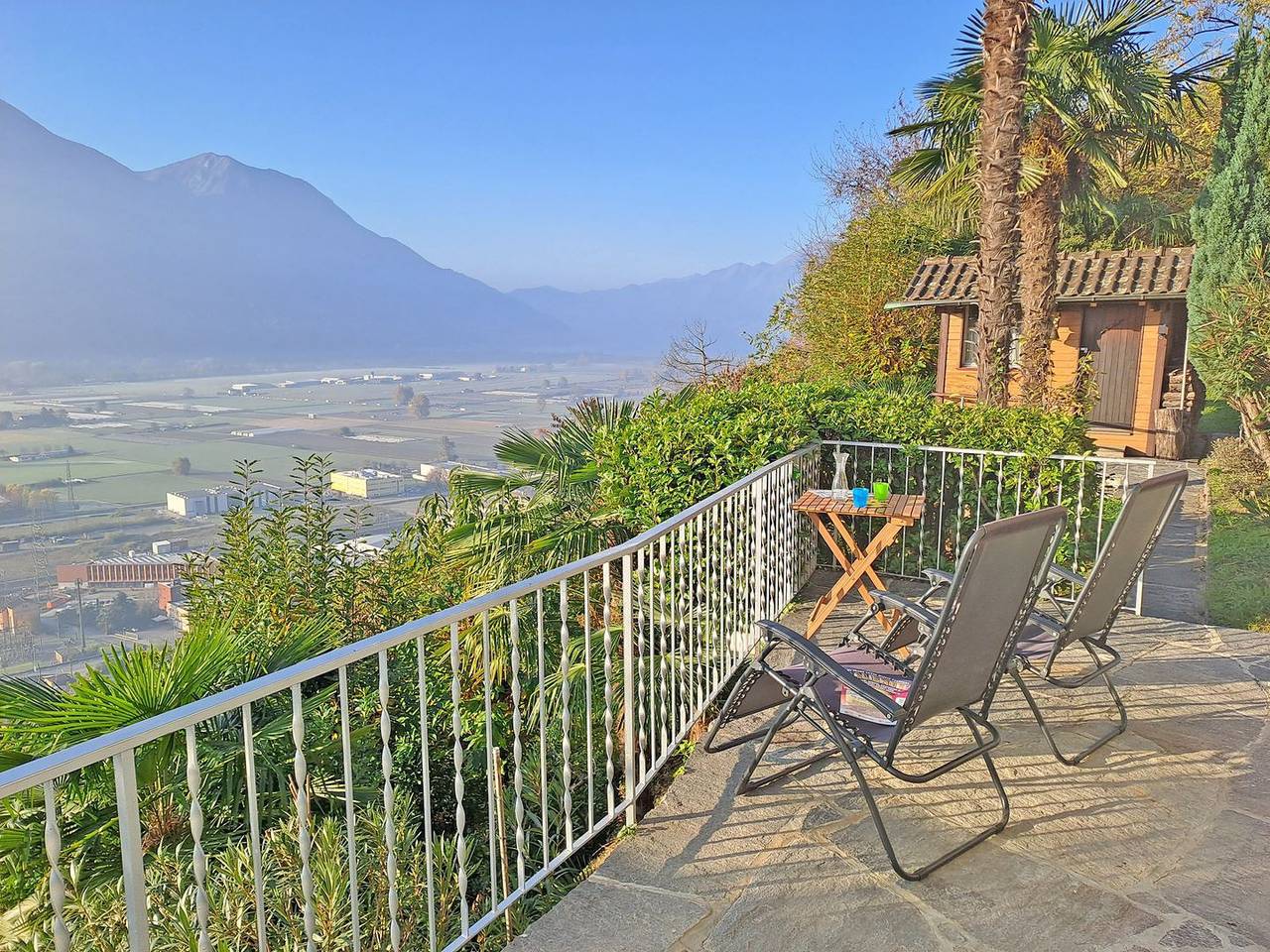 Ganze Wohnung, Charmante Wohnung im Parterre eines Zweifamilienhauses in Cugnasco-Gerra, Tessiner Alpen