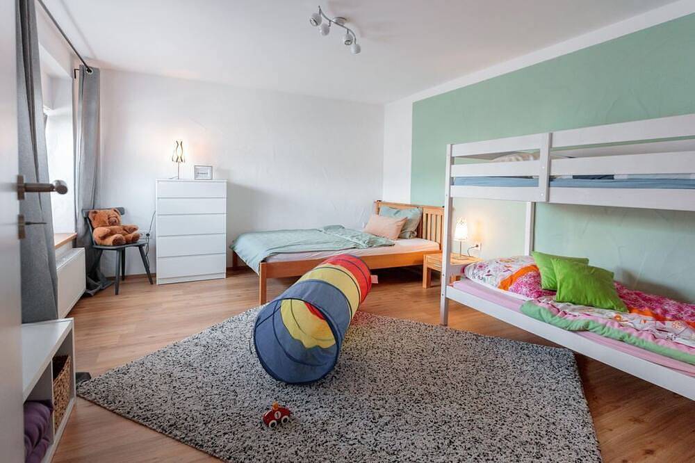 Ganze Wohnung, Ferienwohnung Schäfer - 4-Bett-Ferienwohnung, 2x Du/Wc, 2 Schlafräume in Gillenfeld, Vulkaneifel