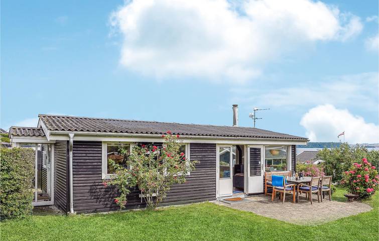 Ferieudlejning for 6 personer, med have i Følle Strand