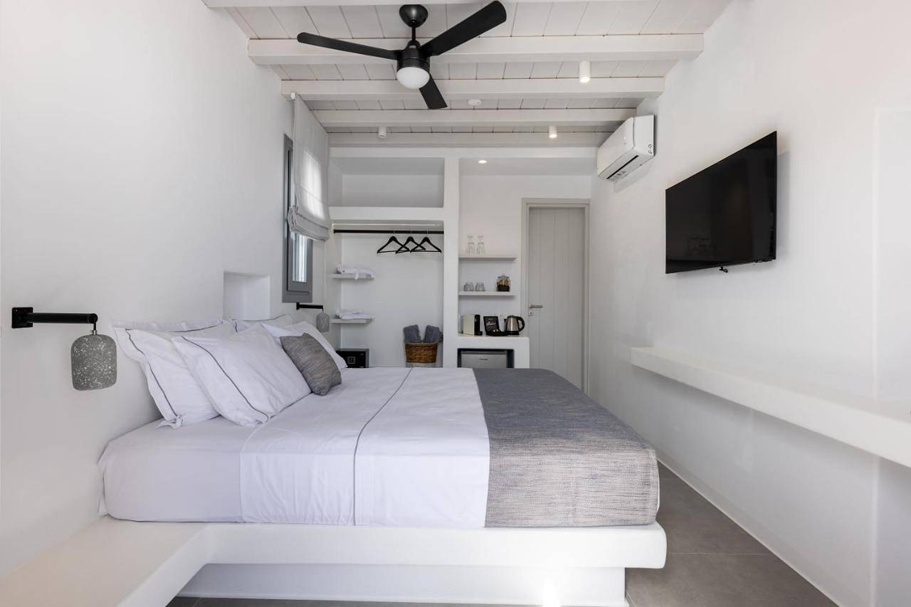 Deluxe Double Room with Balcony and Sea View in Kímolos Ville, Kímolos